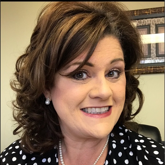 Meet your Posher, Lorie - Picture 3 of 3